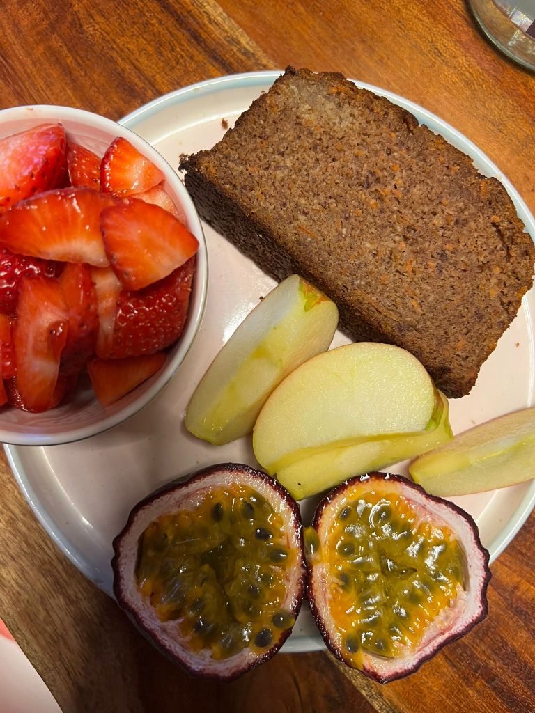 Karottenkuchen an Obst
